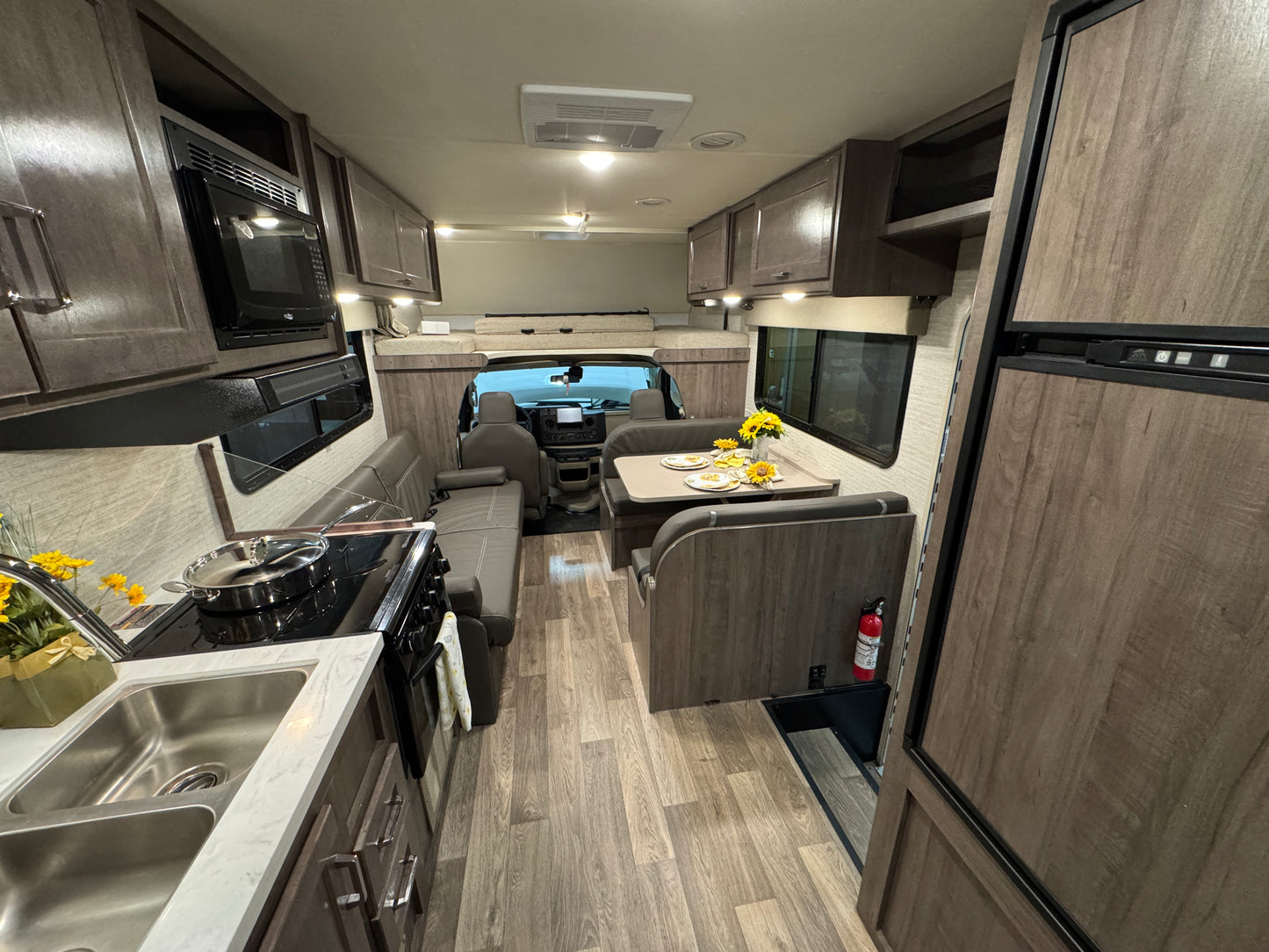 2023 Winnebago Minnie Winnie 25B (SOLD OUT)