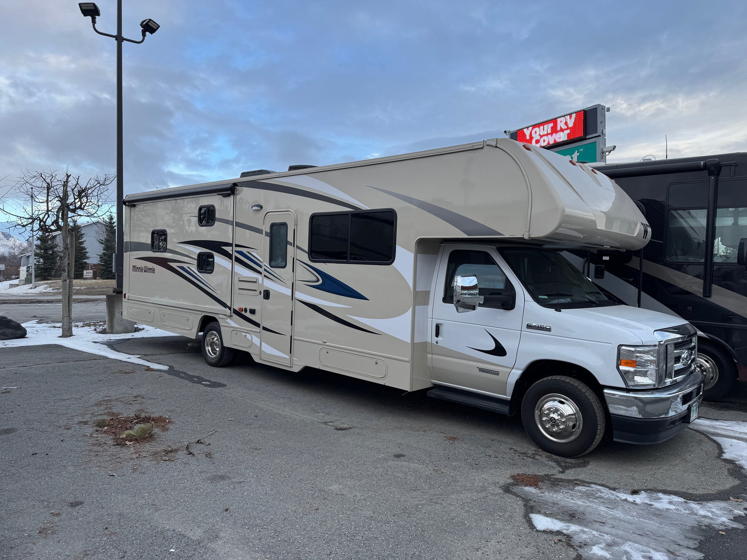 2023 Winnebago Minnie Winnie 31H Bunkhouse