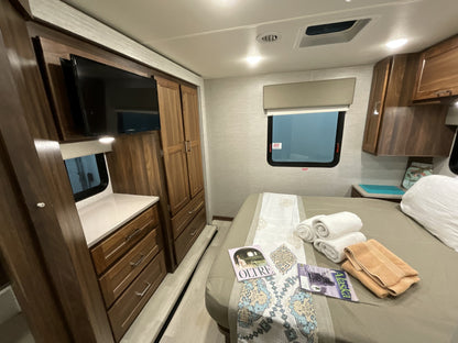 2023 Winnebago Minnie Winnie 31H Bunkhouse