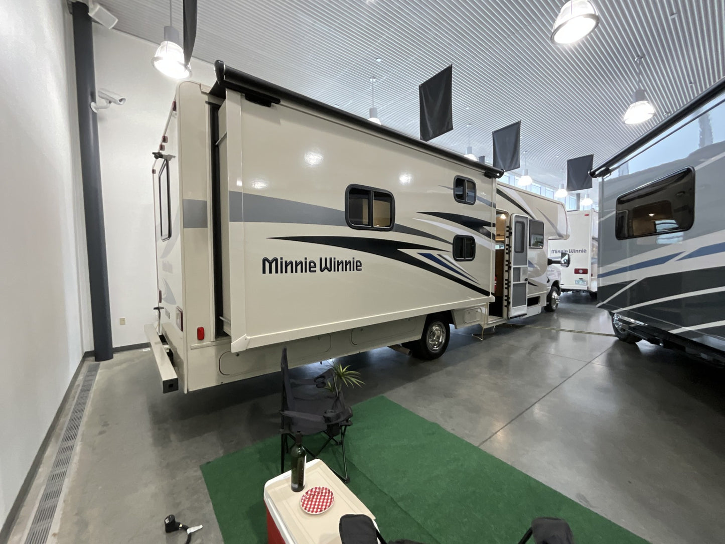 2023 Winnebago Minnie Winnie 31H Bunkhouse