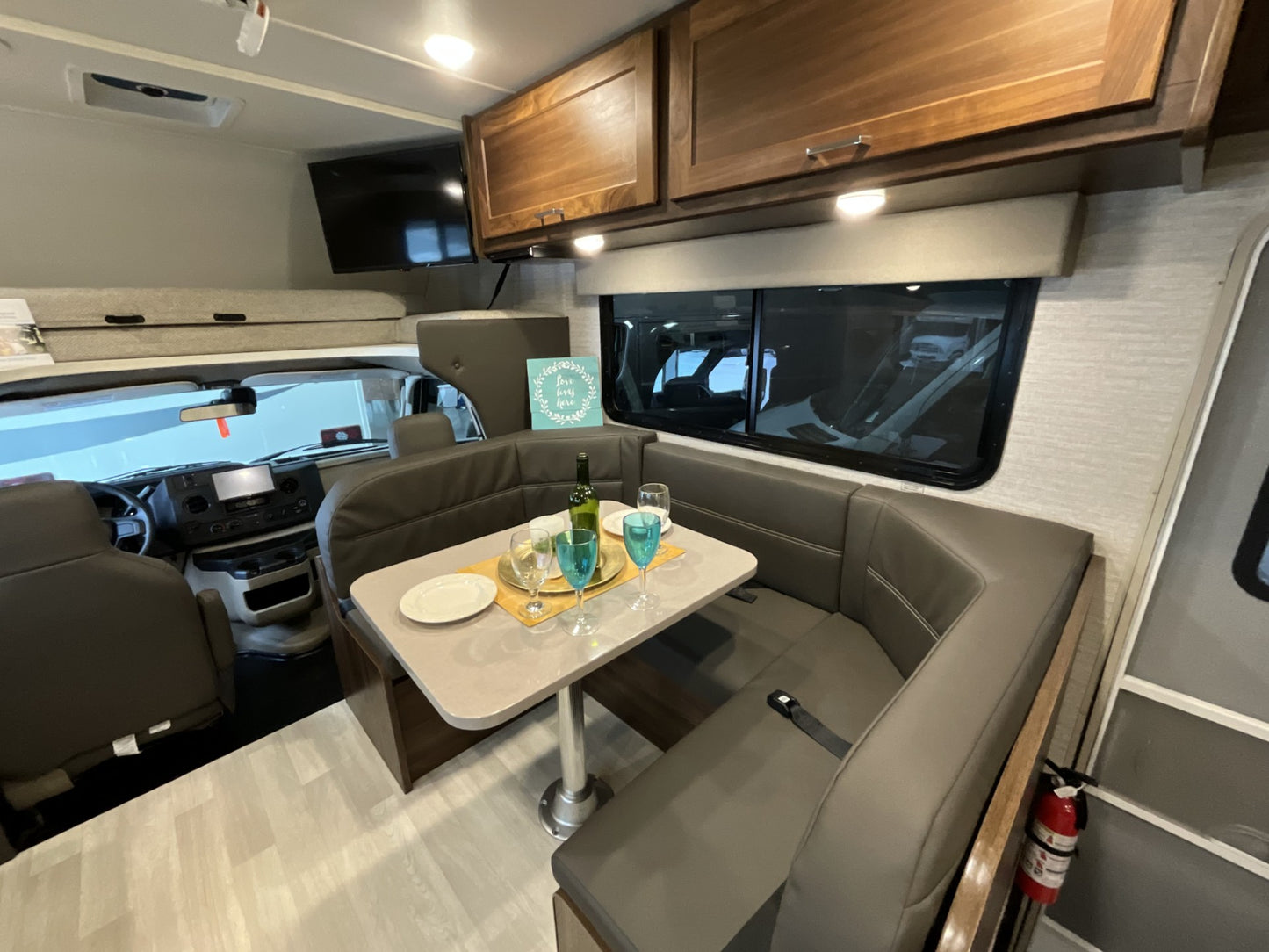 2023 Winnebago Minnie Winnie 31H Bunkhouse