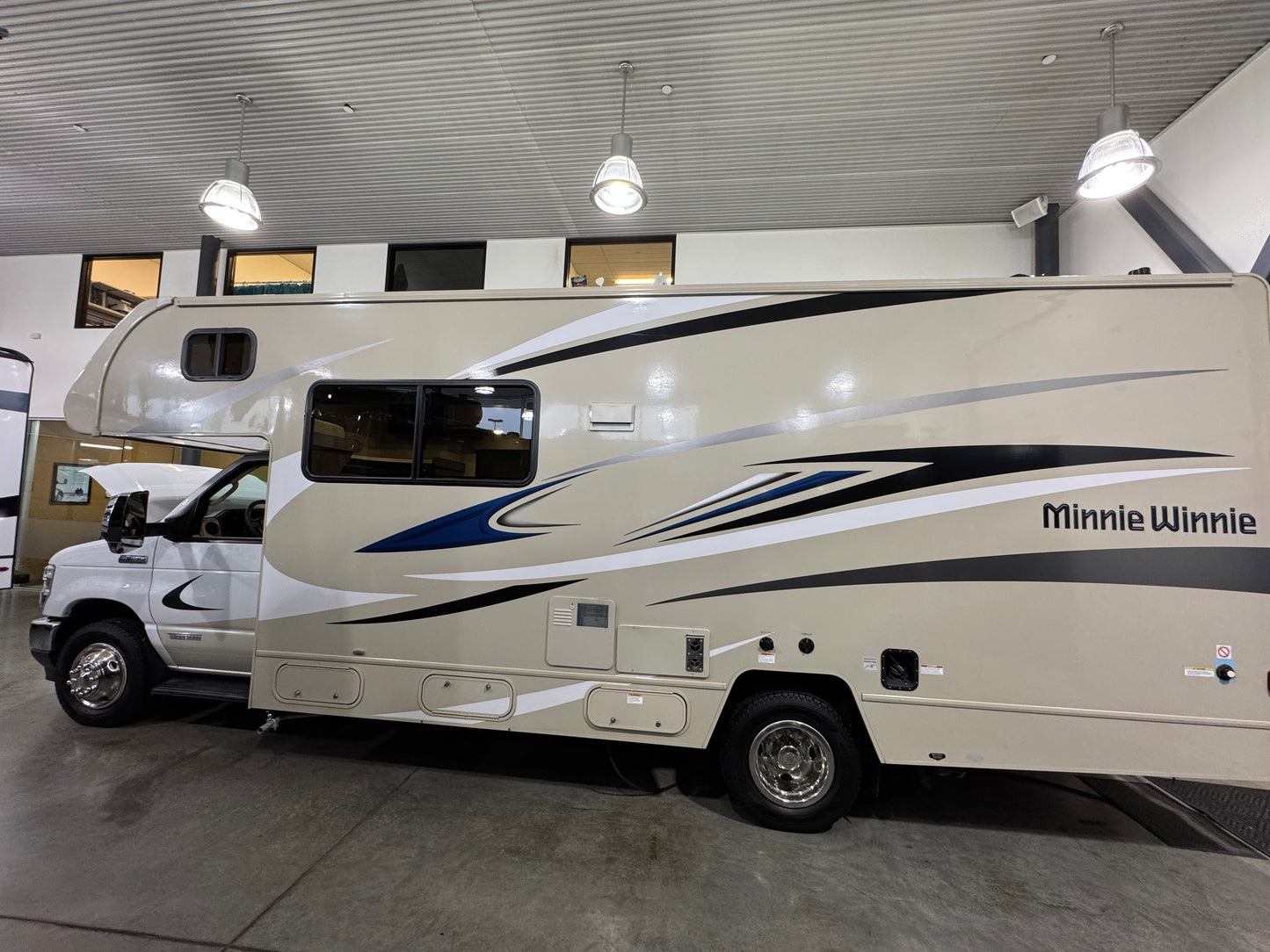 2023 Winnebago Minnie Winnie 25B (SOLD OUT)