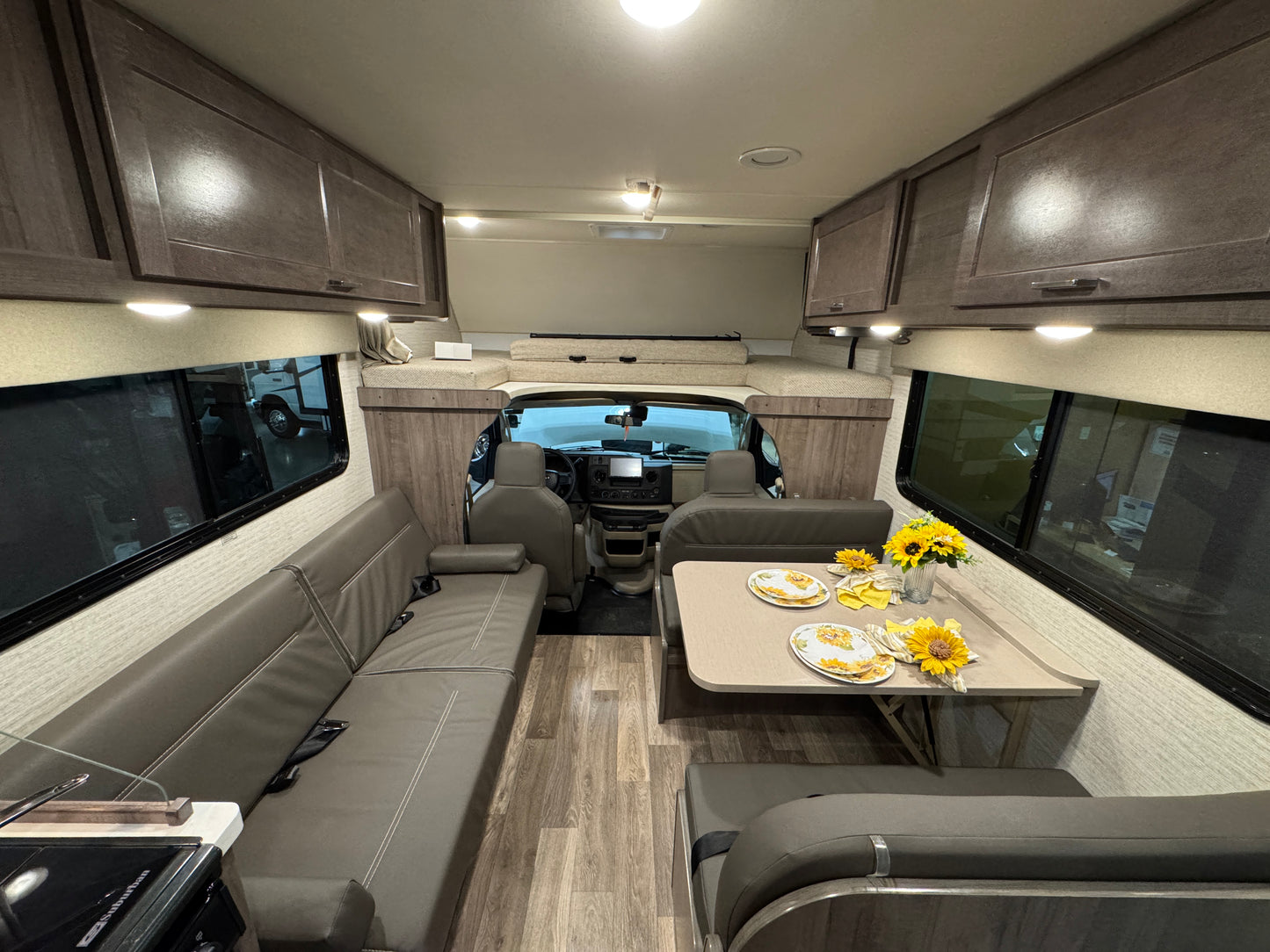 2023 Winnebago Minnie Winnie 25B (SOLD OUT)