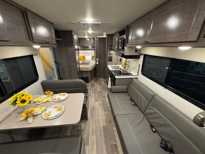 2023 Winnebago Minnie Winnie 25B (SOLD OUT)
