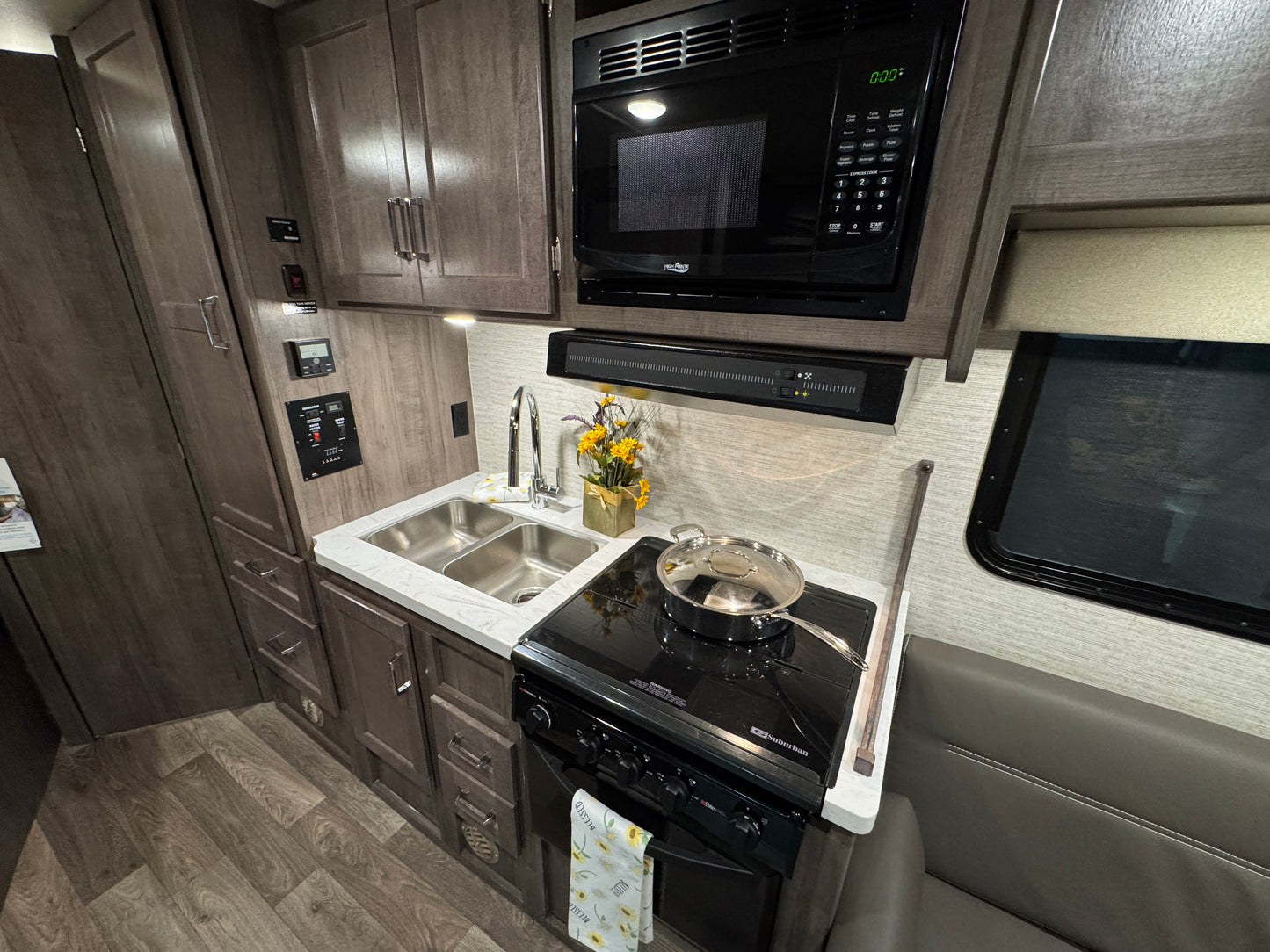 2023 Winnebago Minnie Winnie 25B (SOLD OUT)