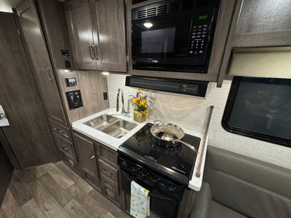 2023 Winnebago Minnie Winnie 25B (SOLD OUT)