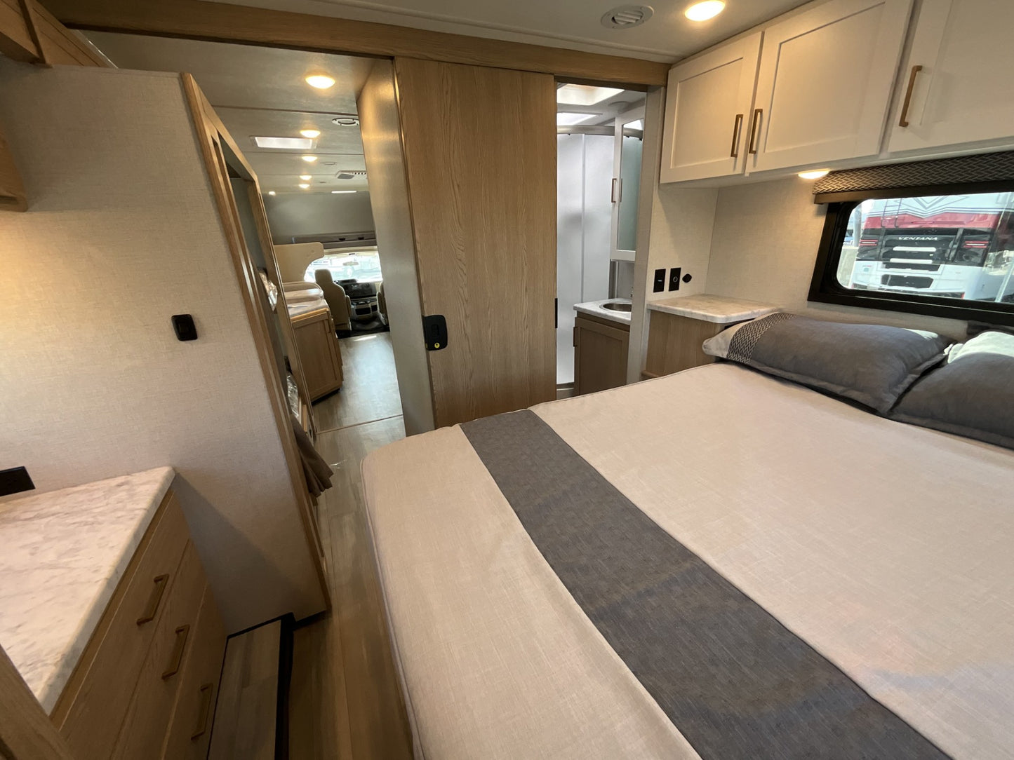 2027 Thor Four Winds 31E Super Slide Model