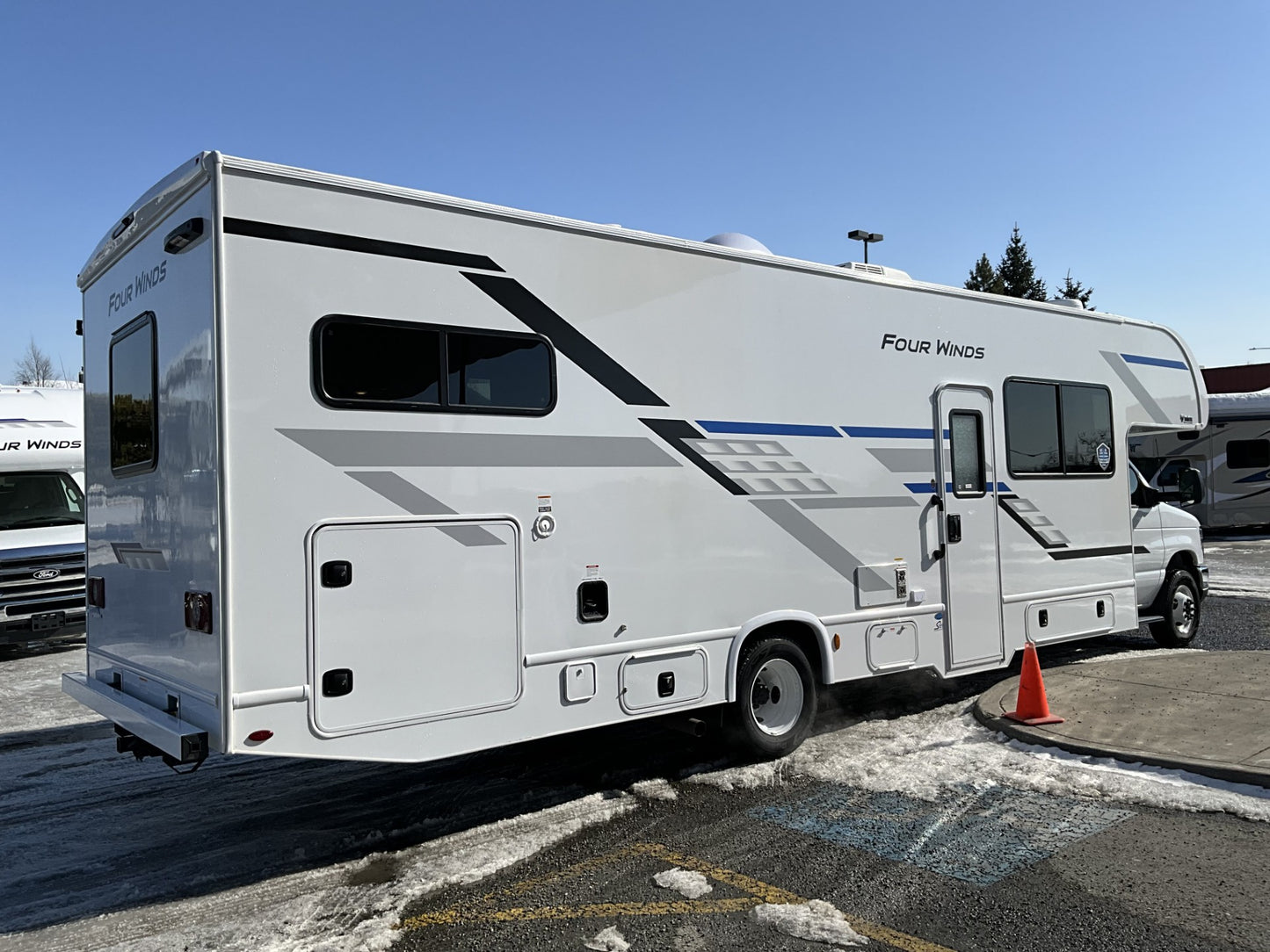 2027 Thor Four Winds 31E Super Slide Model