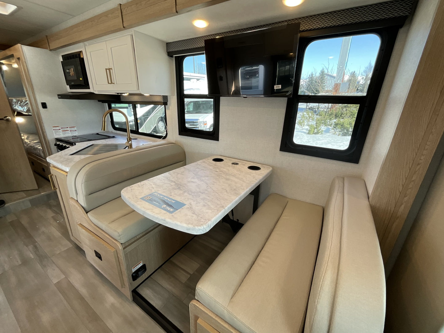 2027 Thor Four Winds 31E Super Slide Model