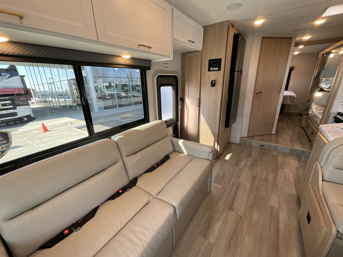 2027 Thor Four Winds 31E Super Slide Model