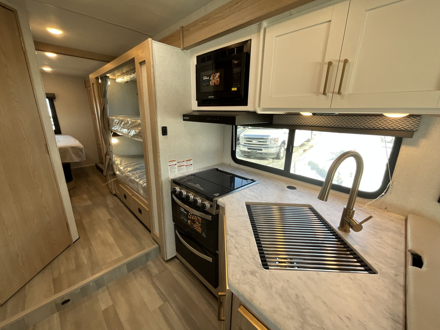 2027 Thor Four Winds 31E Super Slide Model